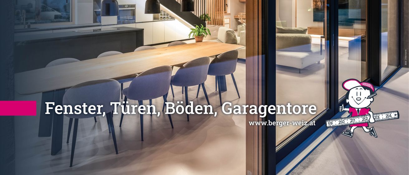 Moderner Essbereich mit einem Holztisch, blauen Stühlen und einer Treppe zum oberen Stockwerk. Eine offene Tür zeigt einen gemütlichen Wohnbereich mit Möbeln und Pflanzen.
