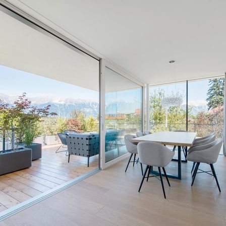 Bild enthält, Architecture, Balcony, Building, Indoors, Interior Design, Chair, Furniture, Floor