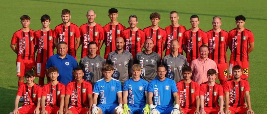 Bild enthält, People, Person, Team, Soccer Ball, Boy, Male, Teen, Groupshot, Adult, Man