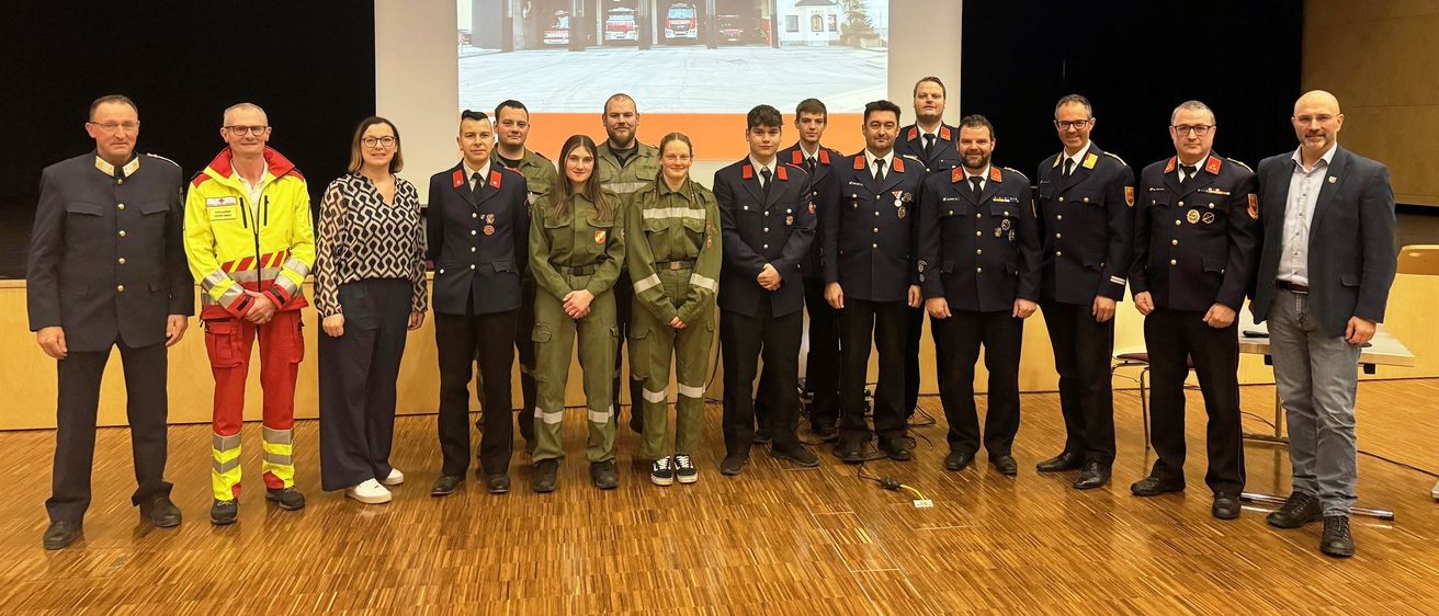 Bild enthält, Adult, Male, Man, Person, Groupshot, Coat, People, Suit, Officer, Military Officer