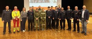 Bild enthält, Adult, Male, Man, Person, Groupshot, Coat, People, Suit, Officer, Military Officer