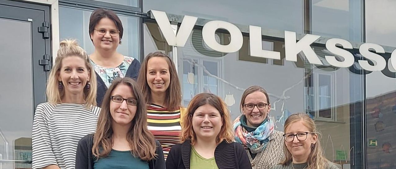 Bild enthält, Clothing, Pants, Groupshot, Person, Jeans, Accessories, Jewelry, Necklace, Coat, Face