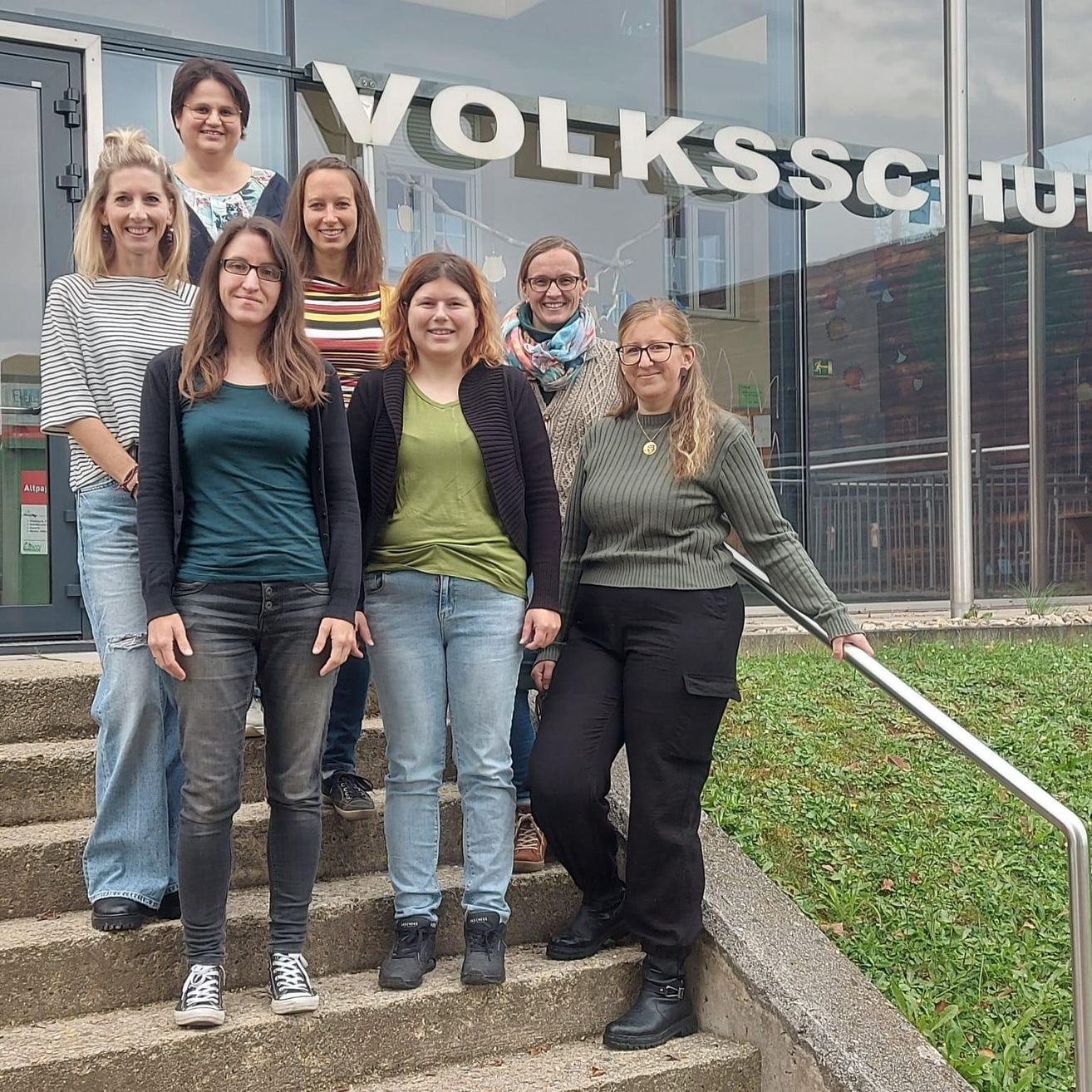 Bild enthält, Clothing, Pants, Groupshot, Person, Jeans, Accessories, Jewelry, Necklace, Coat, Face