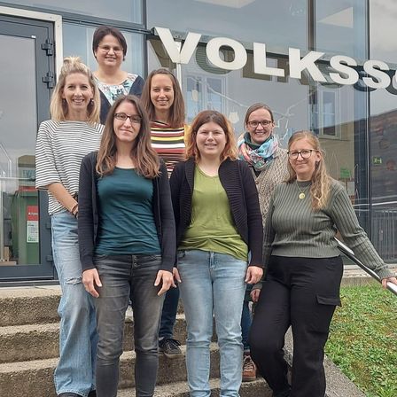 Bild enthält, Clothing, Pants, Groupshot, Person, Jeans, Accessories, Jewelry, Necklace, Coat, Face