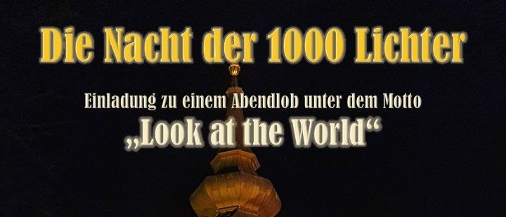 Das Bild zeigt eine Kirche bei Nacht, beleuchtet, mit einem Glockenturm und einem Schild, das ein Ereignis mit Musik und Texten ankündigt.