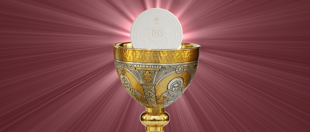 Ein goldener Kelch mit einem Kreuz und IHS-Monogramm auf rotem Hintergrund.