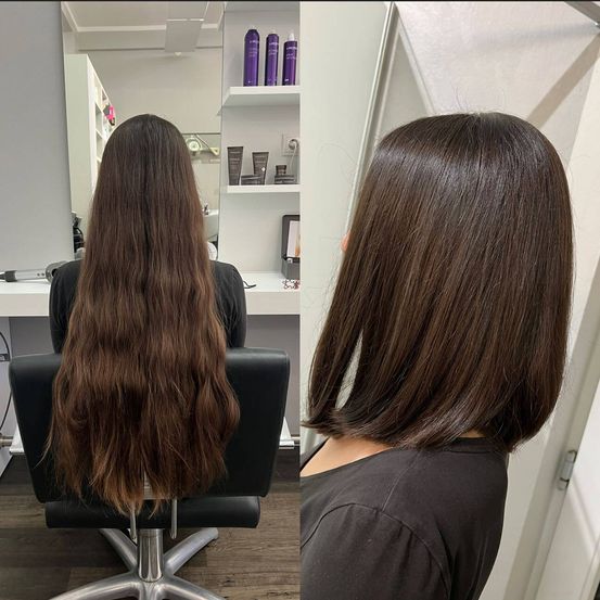 Eine Frau mit langen, glänzenden braunen Haaren wird in einem Salon vor und nach einer Haarschnitt gezeigt. Das Vorher-Foto zeigt sie sitzend mit losen Haaren. Das Nachher-Foto zeigt sie mit einem kurzen, glatten Bob-Haarschnitt.