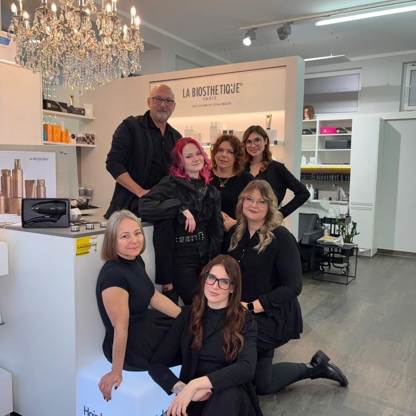 Bild enthält, Adult, Female, Person, Woman, Chandelier, People, Groupshot, Male, Man, Glasses