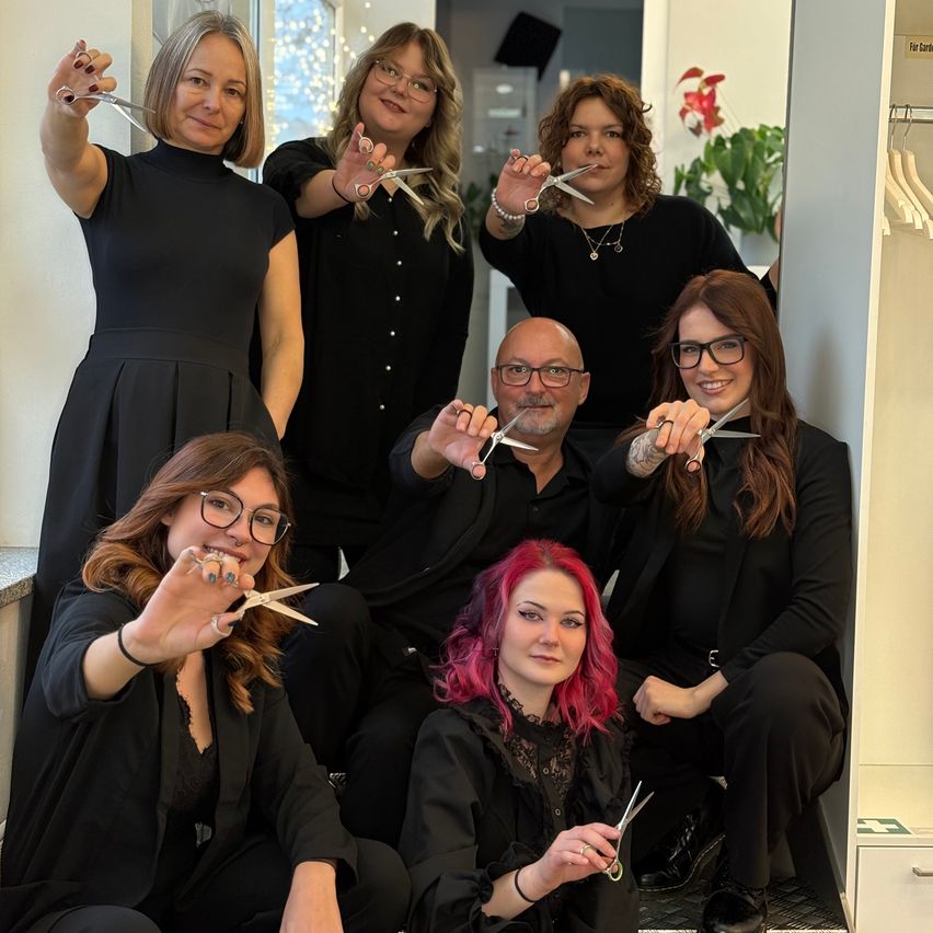 Bild enthält, Adult, Female, Person, Woman, Face, Head, Male, Man, Groupshot, Coat