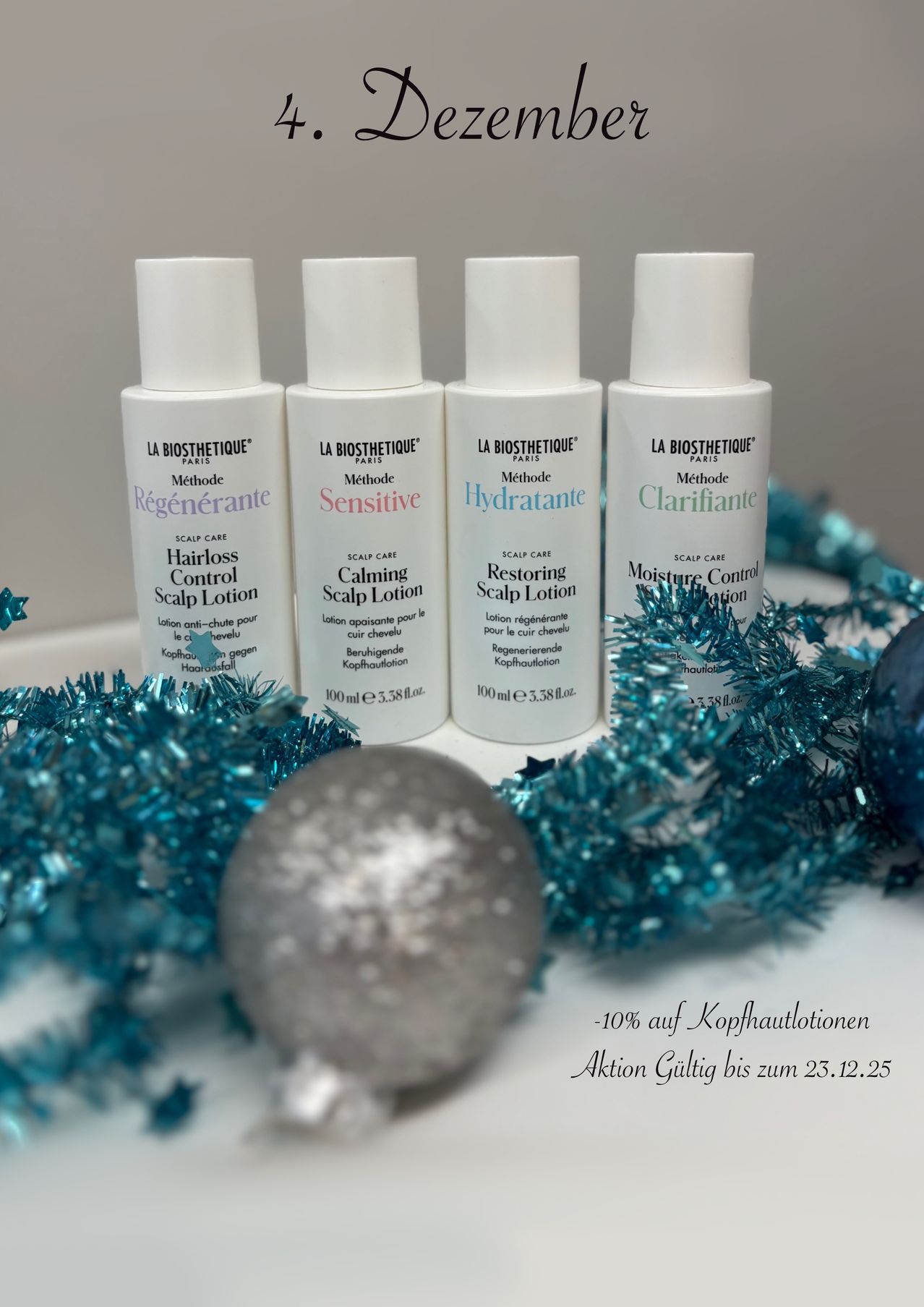 Vier Flaschen Kopfhautpflege-Lotionen werden mit blauem Tinsel angezeigt. Die Etiketten lauten Haarverlustkontrolle, Beruhigend, Wiederherstellend und Feuchtigkeitskontrolle.