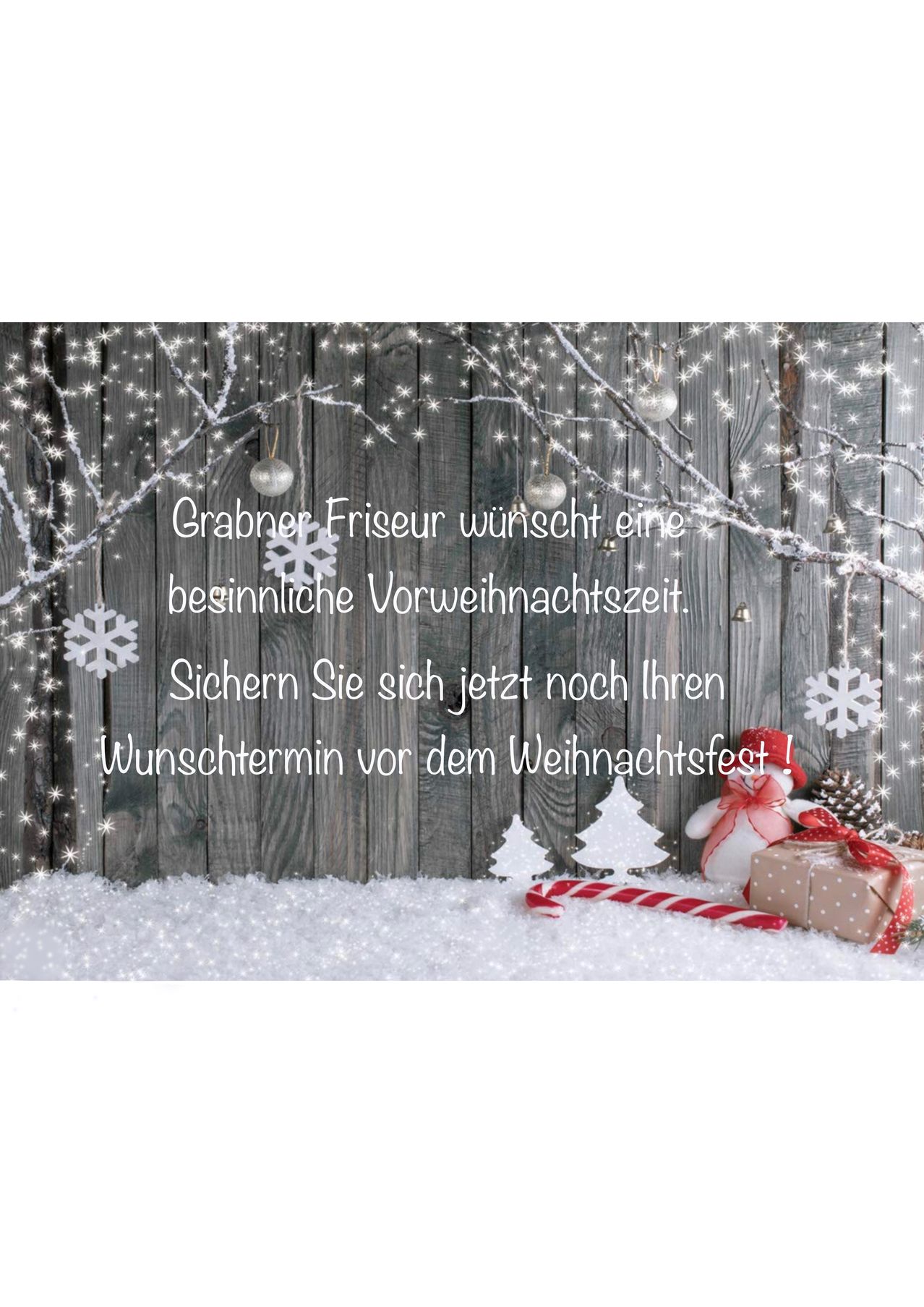 Eine Weihnachtskarte mit einem hölzernen Hintergrund, geschmückt mit Schneeflocken und Ornamenten. Ein Text lautet: 'Grabner Friseur wünscht eine besinnliche Vorweihnachtszeit.' Ein Schneemann und Geschenk sind im Vordergrund.