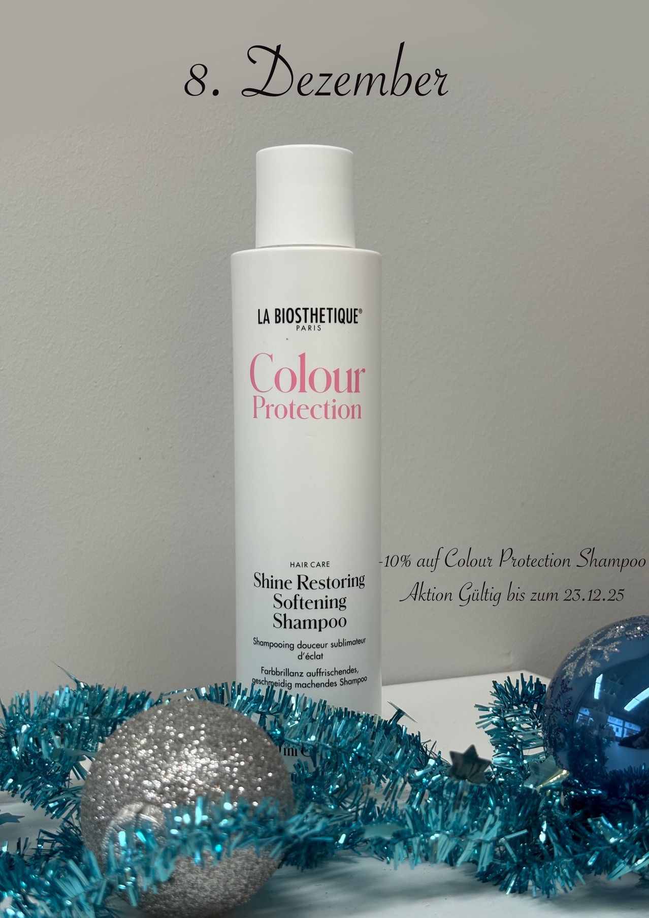 Eine Flasche La Biosthetique Colour Protection Shampoo steht auf einer weißen Oberfläche. Die Flasche ist weiß mit pinkem Schriftzug. Es gibt einen 10% Rabatt auf das Produkt.
