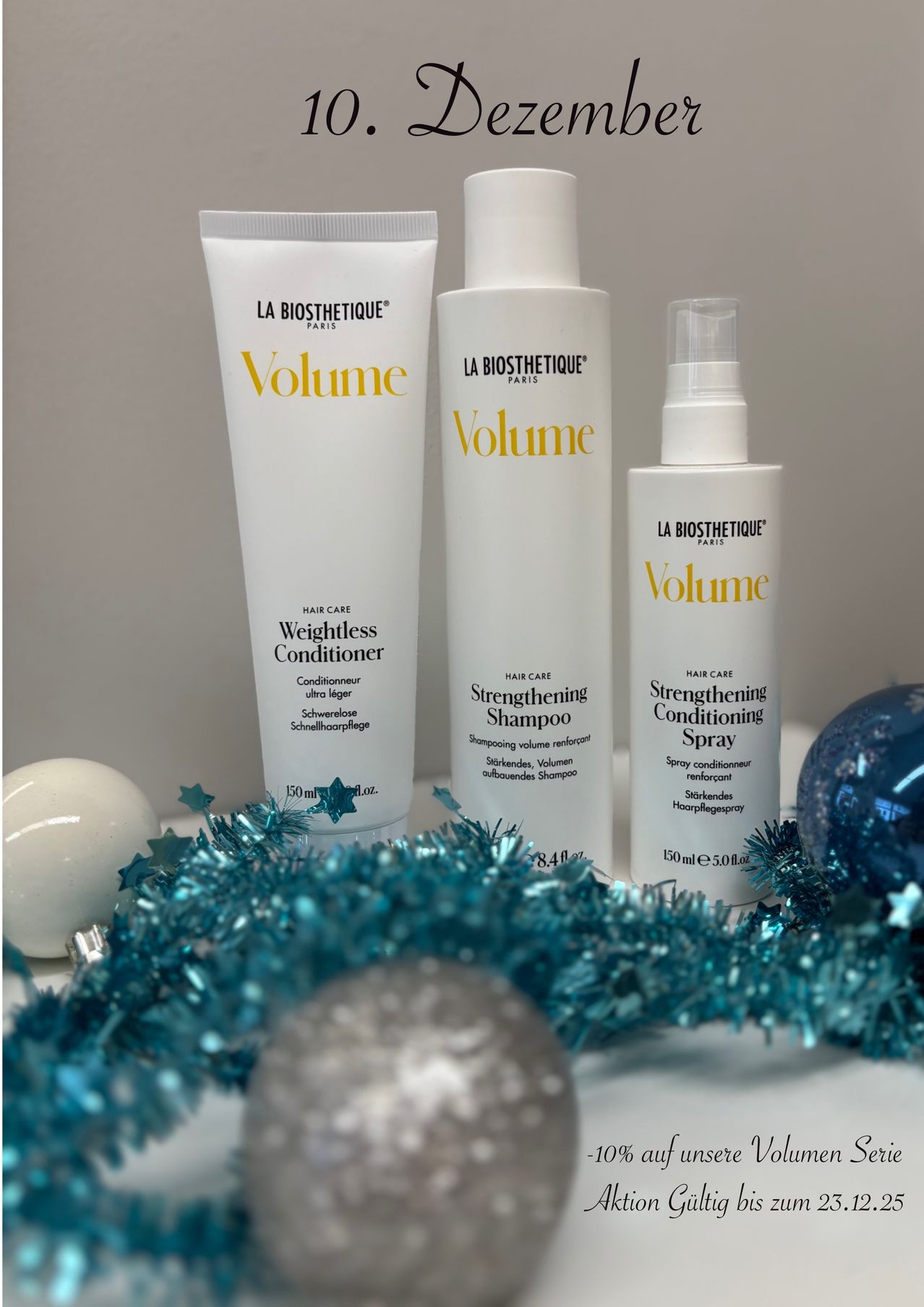 Drei weiße Flaschen La Biosthetique Volume Haarpflegeprodukte mit blauer Tinsel im Hintergrund.