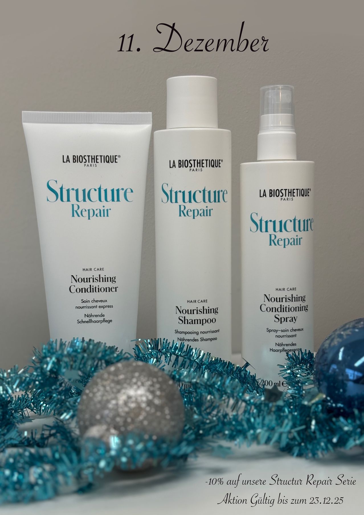 Drei Flaschen La Biosthetique Structure Repair Haarpflegeprodukte: ein Shampoo, ein Conditioner und ein Spray. Die Produkte stehen vor einem silbernen Tinsel-Hintergrund.