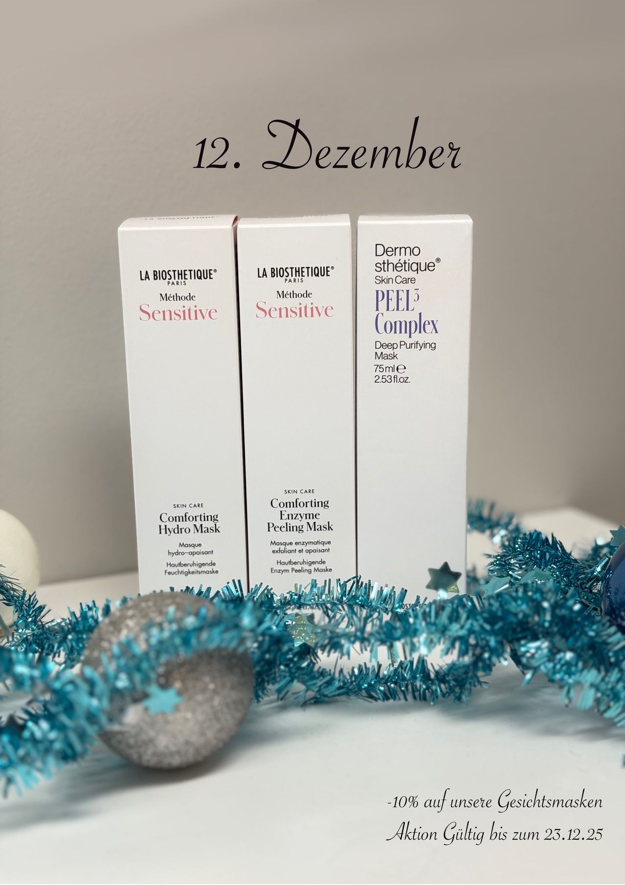 Drei weiße Boxen von Hautpflegeprodukten, beschriftet mit 'LA BIOSTHETIQUE PARIS Methode Sensitive', 'Hautpflege' und 'Dermo sthetique Hautpflege PEEL 3 Complex Tief reinigende Maske', sind auf einem Tisch angeordnet. Darüber steht das Datum '12. Dezember'.