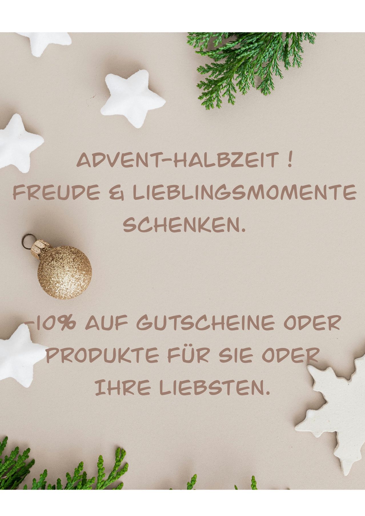 Ein beigefarbener Hintergrund zeigt Weihnachtsdekorationen wie Sterne und einen Tannenzweig. Es steht 'ADVENT-HALBZEIT!' und 'Freude & Lieblingsmomente schenken'. Darunter steht '-10% AUF GESCHENKE ODER PRODUKTE FÜR SIE ODER IHRE LIEBSTE'.