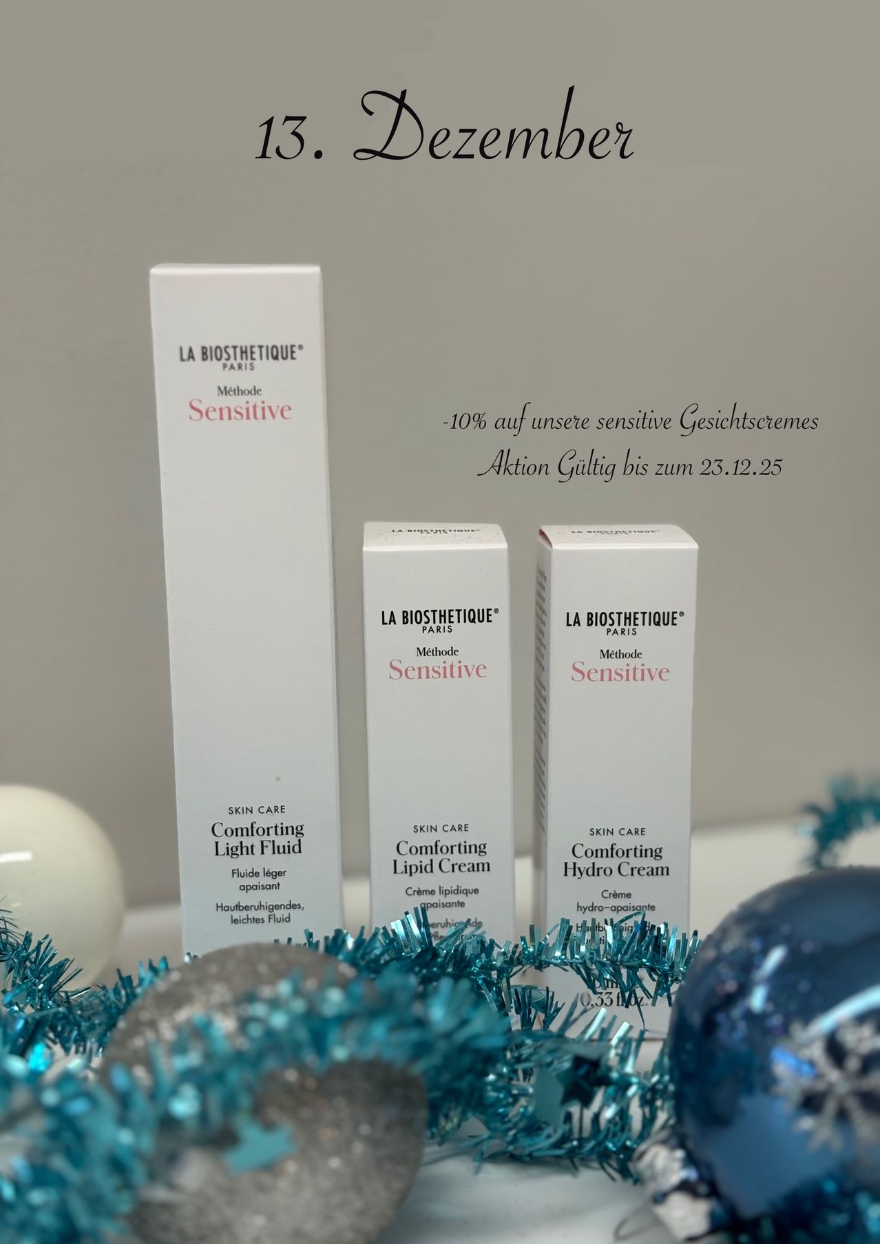 Drei Boxen von La Biosthetique Paris Sensitive Method Hautpflegeprodukten sind auf einem grauen Hintergrund zu sehen. Die Boxen sind weiß mit rotem Text. Das Angebot ist -10% auf sensible Gesichtscremes. Die Aktion ist gültig bis zum 23.12.25.