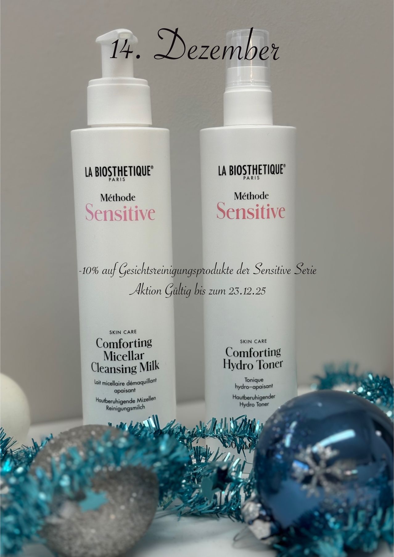 Zwei Flaschen La Biosthetique Methode Sensitive Hautpflegeprodukte. Eine ist ein Reinigungsmilch und die andere ist ein Hydro-Toner. Beide Flaschen sind auf einer weißen Unterlage mit einem Rabatthinweis.