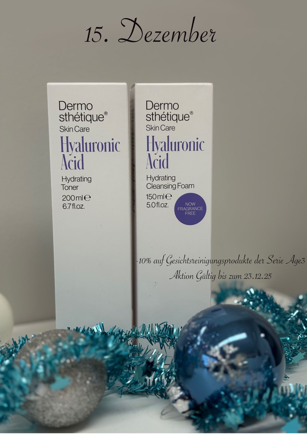 Zwei Boxen von Dermo sthetique Hautpflegeprodukten stehen auf einem Tisch. Eine ist ein 200ml hydratisierendes Toner und die andere ist ein 150ml hydratisierendes Reinigungsschaum.