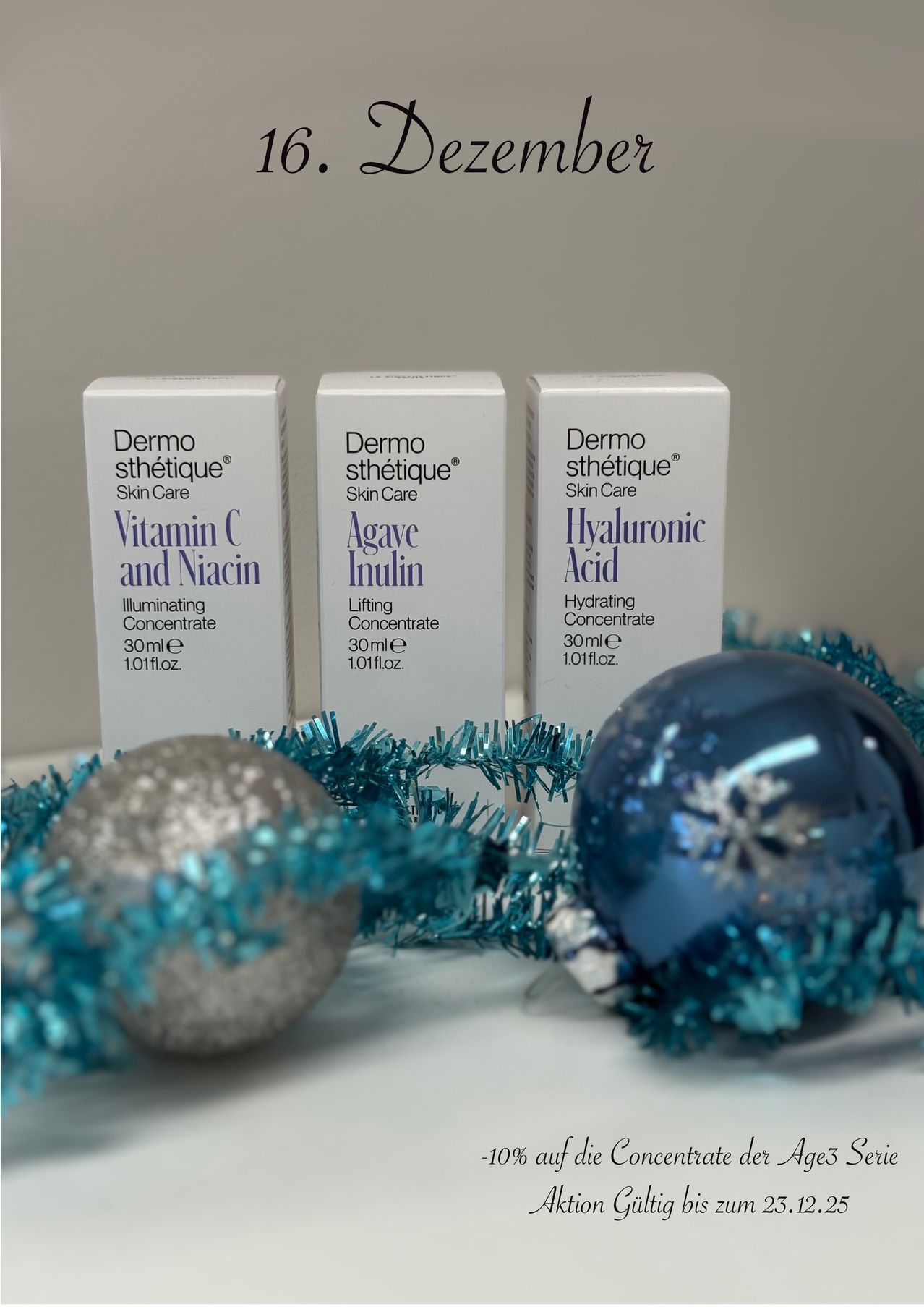 Drei kleine weiße Boxen von Dermo sthetique Hautpflegeprodukten stehen auf einem Tisch. Eine Box enthält Vitamin C und Niacin, eine andere Agave Inulin und die letzte Hyaluronsäure.