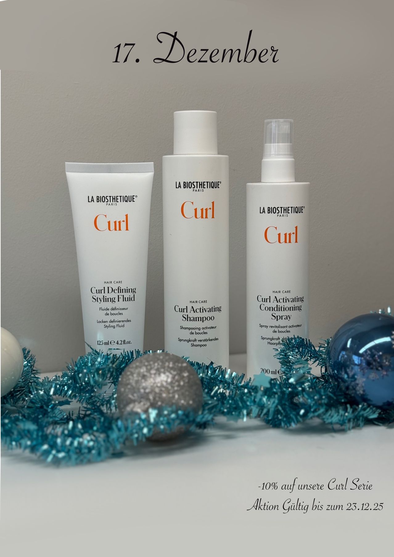 Drei Flaschen La Biosthetique Curl-Haarpflegeprodukte sind ausgestellt. Sie sind Styling-Fluid, aktivierendes Shampoo und konditionierendes Spray.