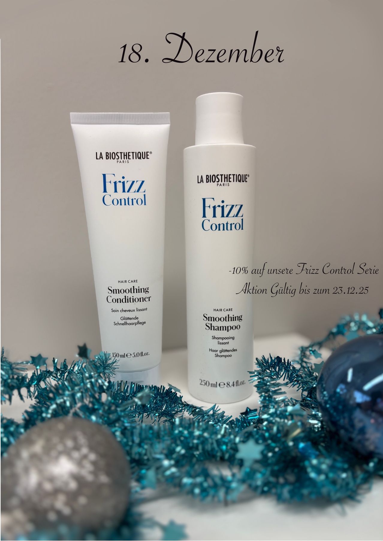 Zwei Flaschen der Frizz Control Haarpflegeprodukte von La Biosthetique, bestehend aus einem glättenden Conditioner und einem Shampoo, sind auf einem Bett aus blauem Tinsel abgebildet. Das Bild hebt eine Werbeaktion von 10% Rabatt bis zum 25. Dezember 2023 hervor.