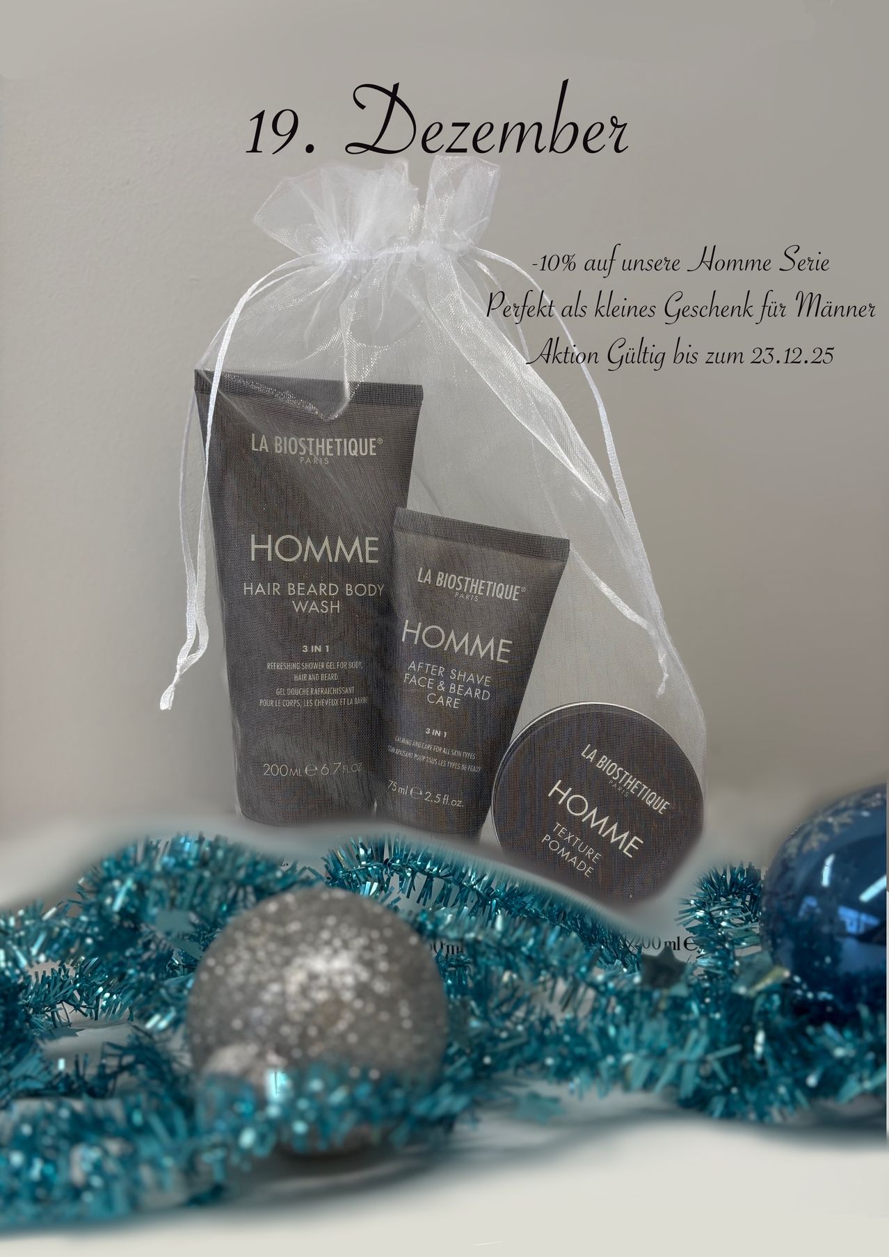 Ein Geschenkset für Männer von La Biosthetique, bestehend aus Haar-, Bart- und Körperwäsche und einer Gesichts- und Bartpflege, verpackt in einer durchsichtigen Tüte. Die Aktion ist bis zum 23.12.25 gültig.