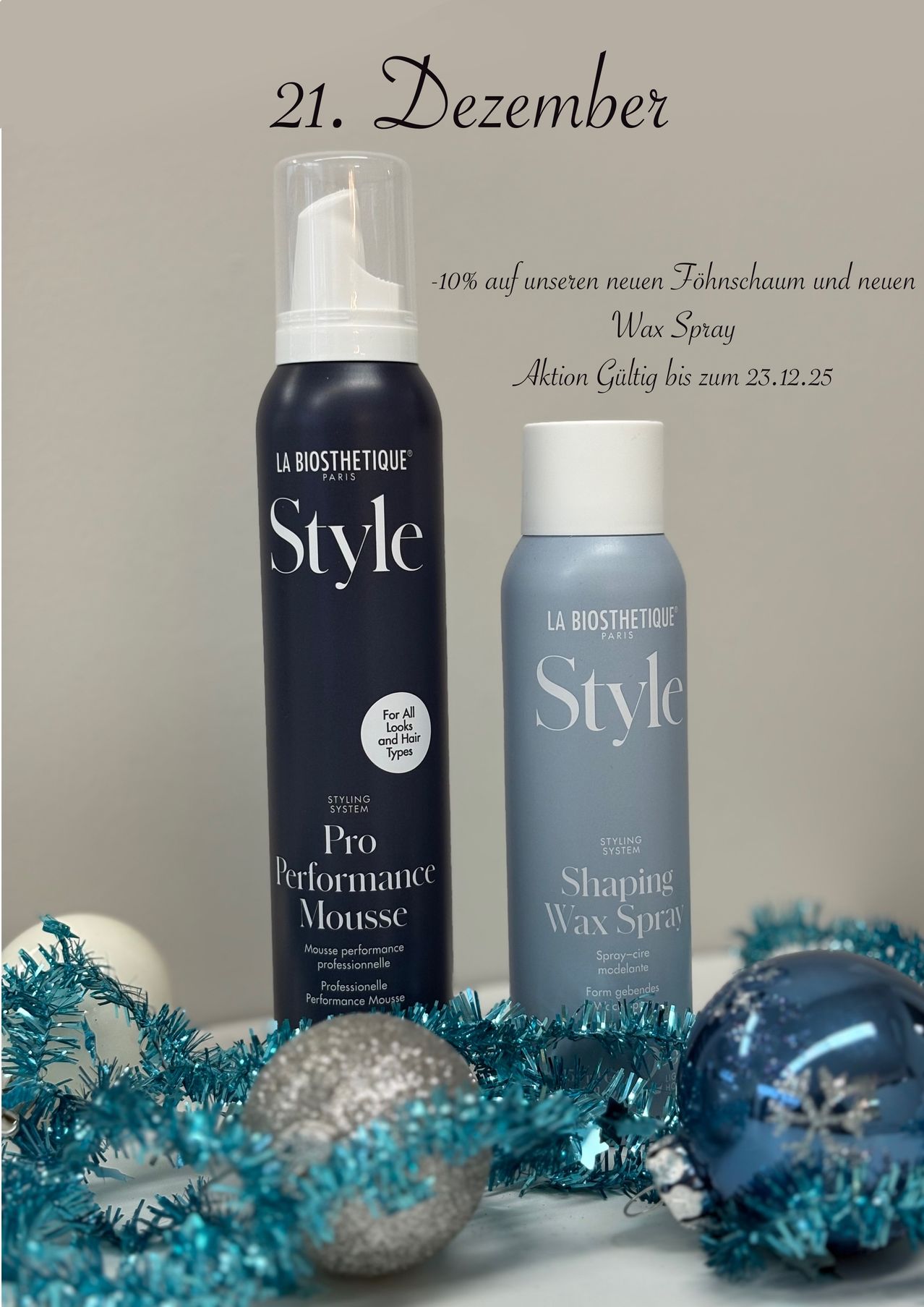 Zwei Flaschen mit Haarpflegeprodukten sind ausgestellt, eine ist Pro Performance Mousse und die andere ist Shaping Wax Spray, beide von La Biosthetique Paris.