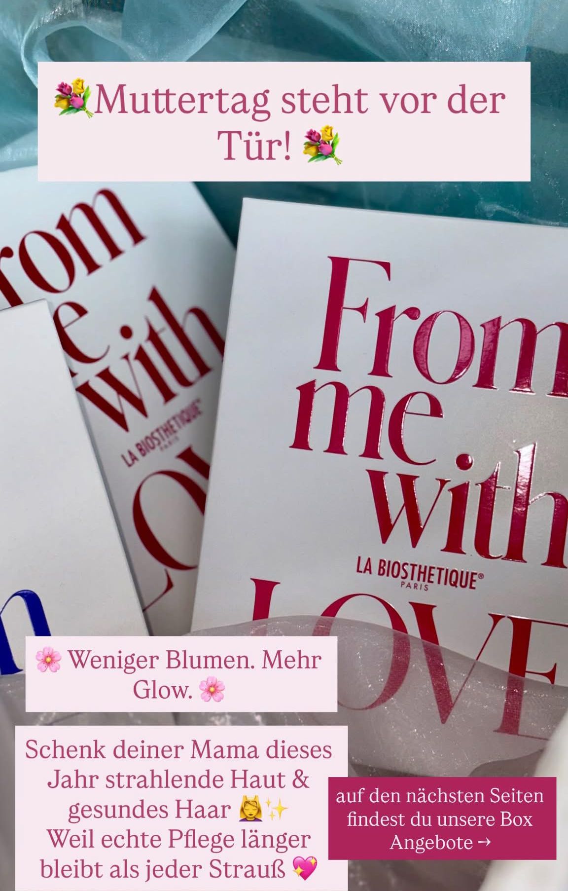 Mehrere Schönheitsprodukte mit dem Text 'Von mir mit Liebe' von La Biosthetique Paris. Darunter steht ein Slogan 'Weniger Blumen. Mehr Glow.' Die Verpackung ist glänzend und weiß.