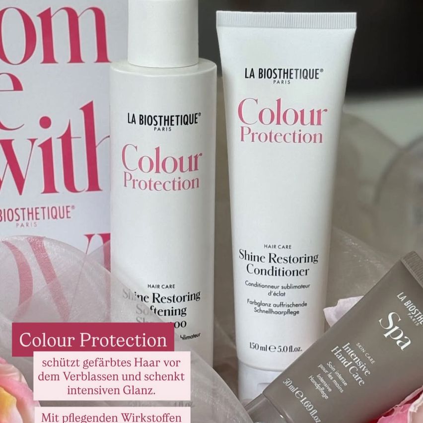 Zwei Flaschen La Biosthetique Colour Protection Haarpflegeprodukte sind ausgestellt. Eine Flasche ist ein Shine Restoring Conditioner, und die andere ist eine Spa Intensive Hand Care Creme.