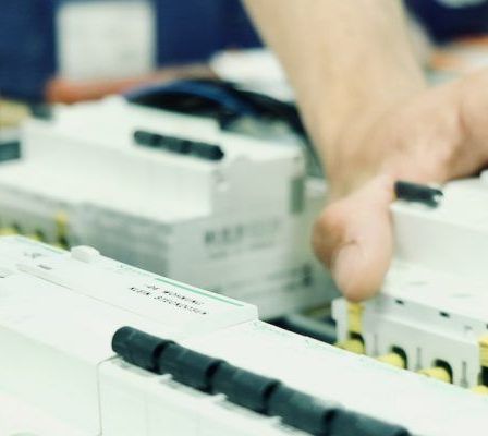 Bild enthält, Electronics, Hardware, Architecture, Building, Factory, Computer Hardware, Manufacturing, Device, Power Drill, Tool