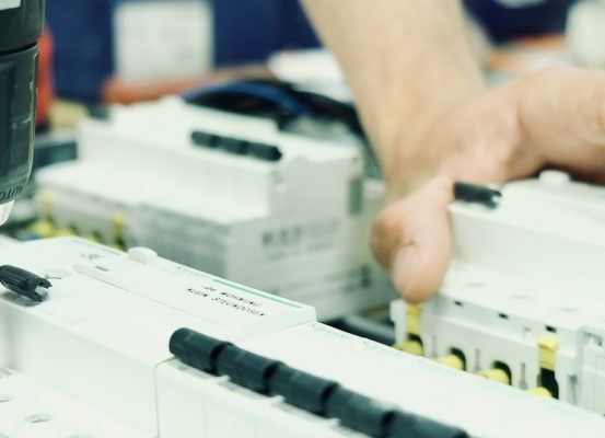 Bild enthält, Electronics, Hardware, Architecture, Building, Factory, Computer Hardware, Manufacturing, Device, Power Drill, Tool