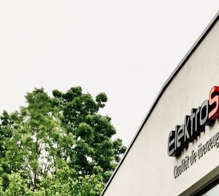 Bild enthält, Architecture, Building, City, Urban, Logo, Plant, Tree, Sign, Factory, Car Dealership