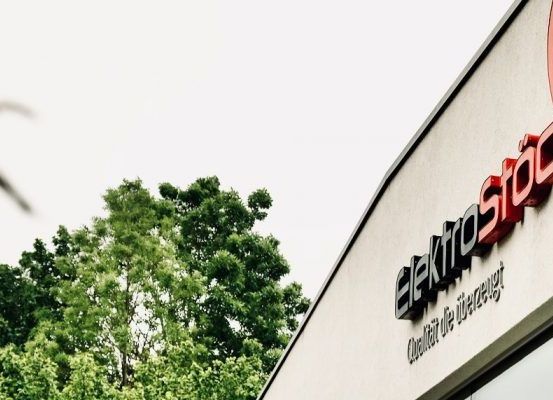 Bild enthält, Architecture, Building, City, Urban, Logo, Plant, Tree, Sign, Factory, Car Dealership