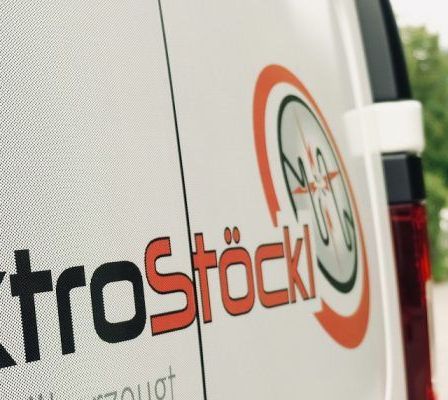 Bild enthält, Person, Walking, Logo, Sign, Symbol, City, Car, Transportation, Vehicle