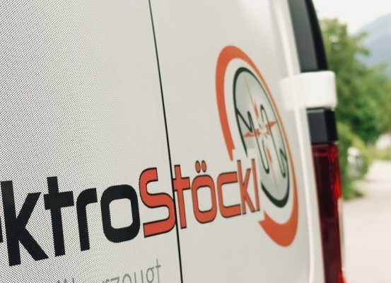 Bild enthält, Person, Walking, Logo, Sign, Symbol, City, Car, Transportation, Vehicle