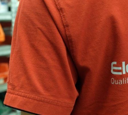 Bild enthält, Clothing, T-Shirt, Shop, Person, Indoors, Food, Sweets, Shirt, Grocery Store, Market