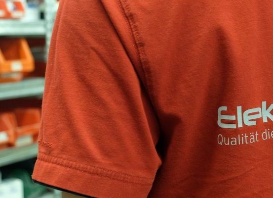 Bild enthält, Clothing, T-Shirt, Shop, Person, Indoors, Food, Sweets, Shirt, Grocery Store, Market