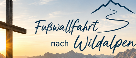 Eine Gruppe Wanderer zieht bei Sonnenuntergang durch die Berge. Ein hölzernes Kreuz und die Worte FuBwallfahrt nach Wildalpen zieren das Bild.