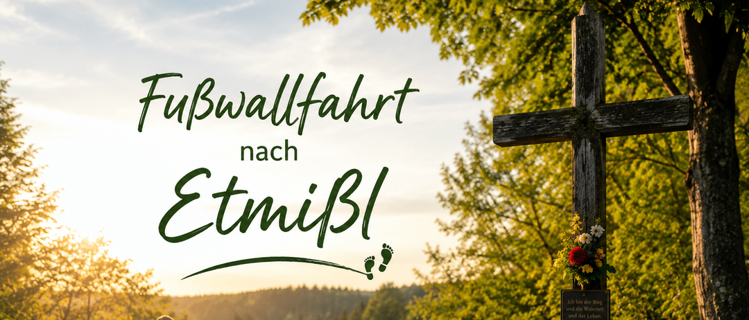 Eine Gruppe von Wanderern geht auf einem Pfad mit einem Kreuz an der Seite. Das Kreuz hat Blumen und eine Plakette. Der Text sagt 'FuBwallfahrt nach EtmiBL'.