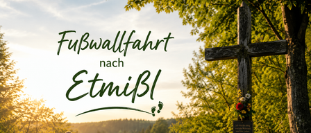 Eine Gruppe von Wanderern geht auf einem Pfad mit einem Kreuz an der Seite. Das Kreuz hat Blumen und eine Plakette. Der Text sagt 'FuBwallfahrt nach EtmiBL'.