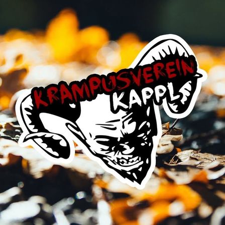 Ein Aufkleber mit einer schwarz-weißen Illustration eines gehörnten Wesens, beschriftet mit 'Krampusverein Kappl', auf einem Hintergrund aus Herbstblättern.