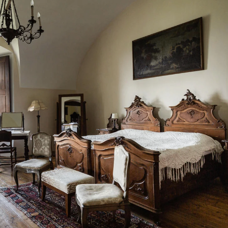 Bild enthält, Home Decor, Rug, Lamp, Bed, Furniture, Chair, Chandelier, Bedroom, Indoors, Interior Design