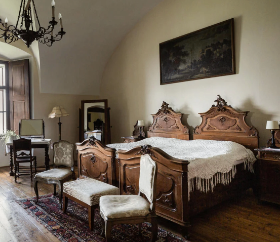 Bild enthält, Home Decor, Rug, Lamp, Bed, Furniture, Chair, Chandelier, Bedroom, Indoors, Interior Design