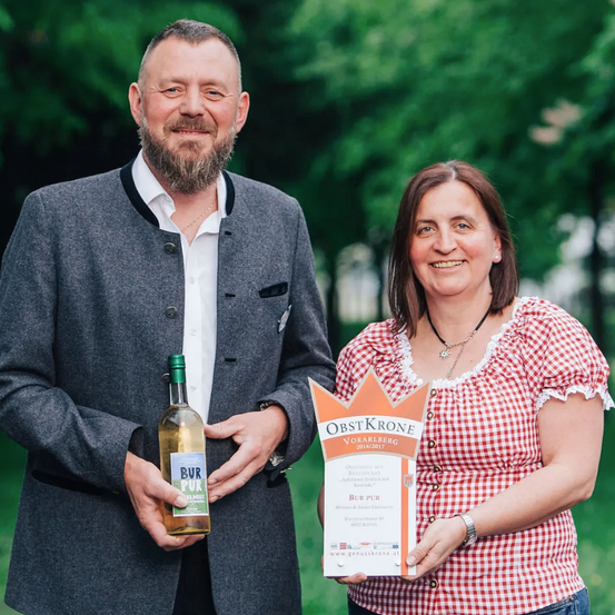 Bild enthält, Adult, Female, Person, Woman, Male, Man, Outdoors, Nature, Necklace, Countryside