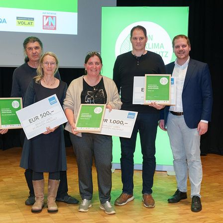 Bild enthält, People, Person, Pants, Adult, Female, Woman, Male, Man, Groupshot, Shoe