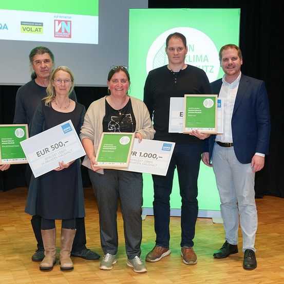 Bild enthält, People, Person, Pants, Adult, Female, Woman, Male, Man, Groupshot, Shoe