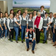 Bild enthält, Pants, Groupshot, Person, People, Jeans, Adult, Female, Woman, Male, Man