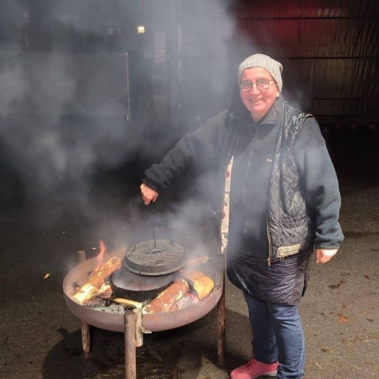 Bild enthält, Adult, Male, Man, Person, Bbq, Cooking, Grilling, Coat, Shoe, Face