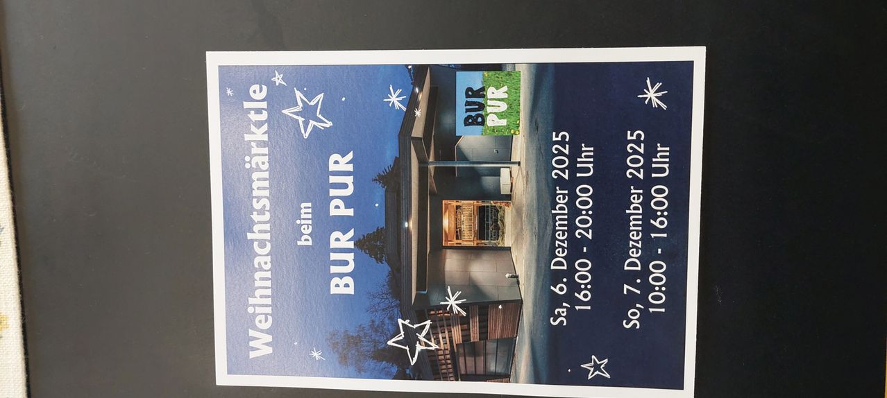 Plakat für einen Weihnachtsmarkt bei 'BUR PUR'. Die Veranstaltung ist für den 6. und 7. Dezember 2025 geplant, von 16:00 Uhr bis 20:00 Uhr. Das Plakat zeigt ein Haus mit warmem Innenlicht.